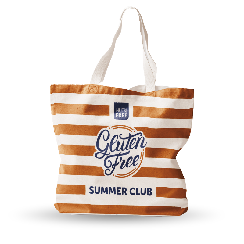 Immagine di una borsa Nutrifree Gluten Free Summer Club. La borsa è in canvas a righe arancioni con il logo 'Gluten Free Summer Club' stampato in blu al centro. La borsa ha un design casual, ideale per l'estate.