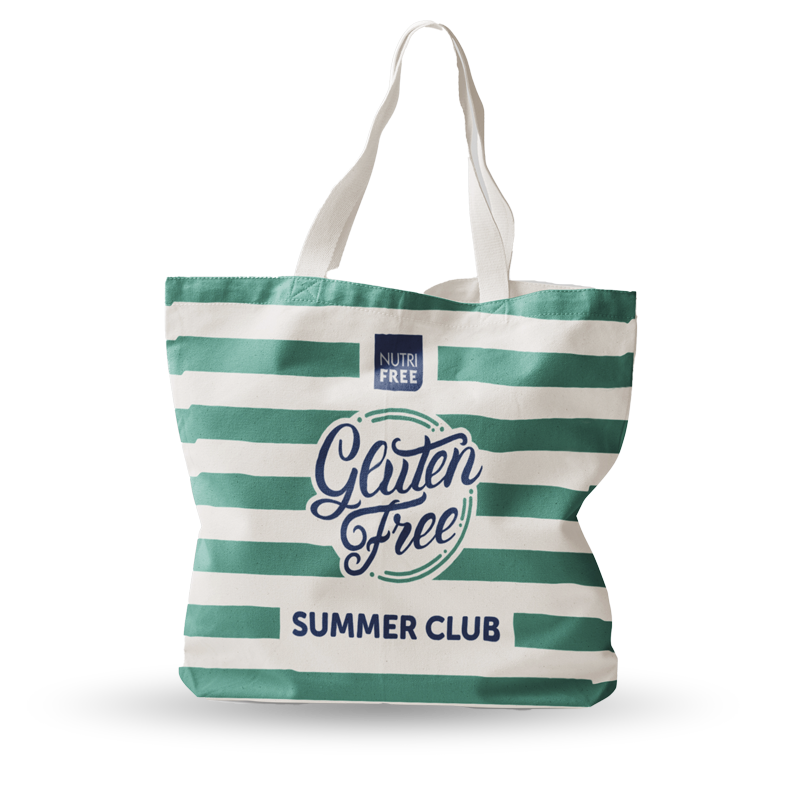 Immagine di una borsa Nutrifree Gluten Free Summer Club. La borsa è in canvas a righe verdi con il logo 'Gluten Free Summer Club' stampato in blu al centro. La borsa ha un design casual, ideale per l'estate.